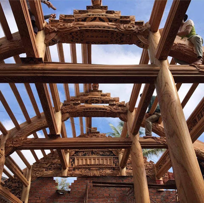 Khung nhà gỗ cổ truyền trong quá trình lắp dựng (nguồn internet)