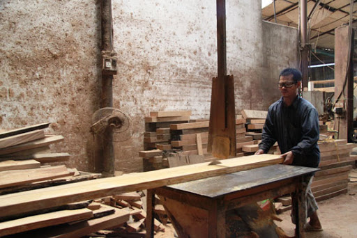 Hình ảnh người thợ mộc đang cưa xẻ gỗ (nguồn internet)
