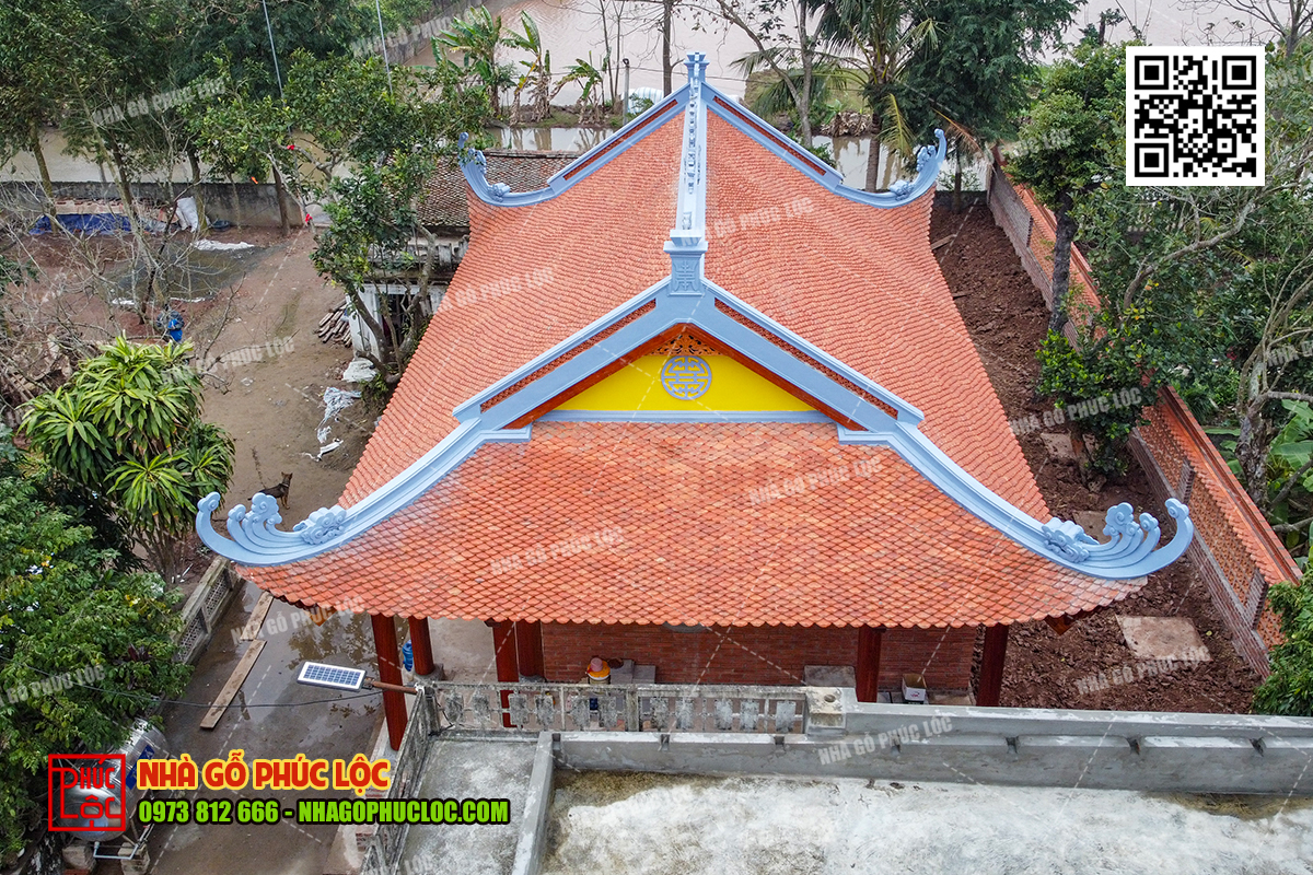 Phần mái nhà được lợp bằng chất liệu ngói bền màu