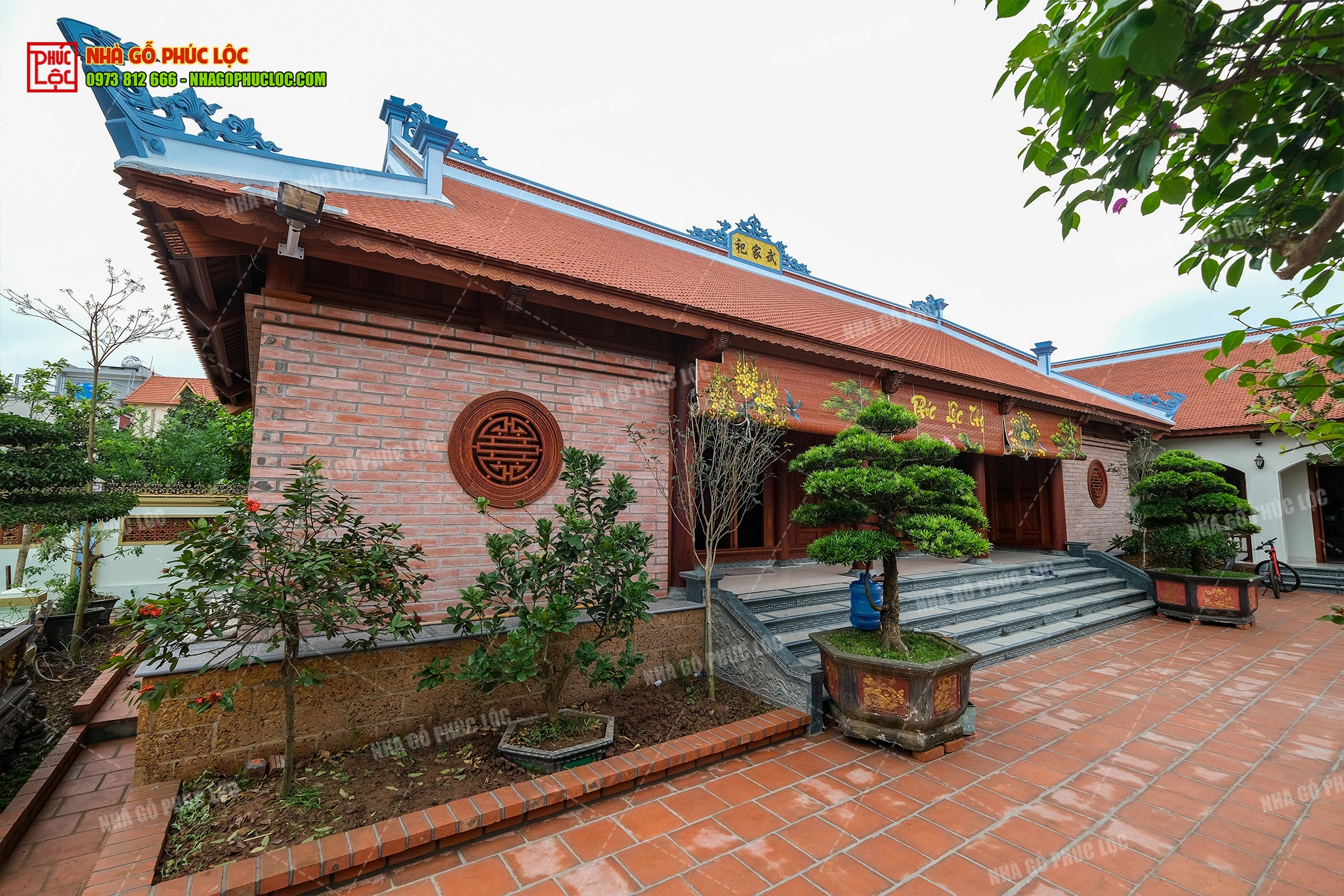 Cận cảnh nhà tường gạch xây không trát thực tế