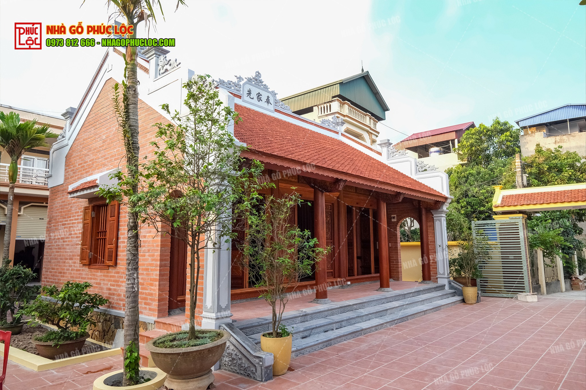Nhà gỗ với tường gạch xây không trát được thi công tỉ mỉ